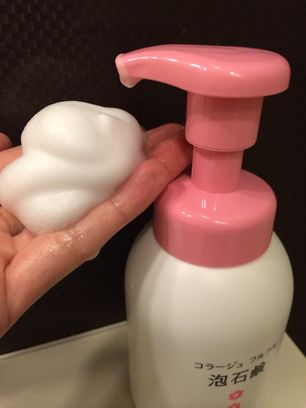 コラージュフルフル泡石鹸を使う